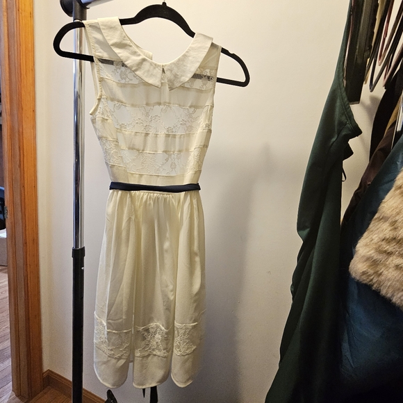 White sheer areas light dress with blue belt - Picture 2 of 7